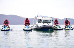 Policjanci oraz inne osoby podczas doskonalenia