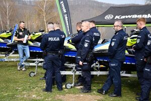 Policjanci oraz inne osoby podczas doskonalenia