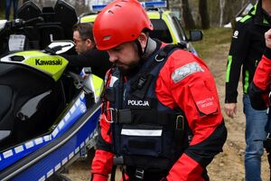 Policjanci oraz inne osoby podczas doskonalenia