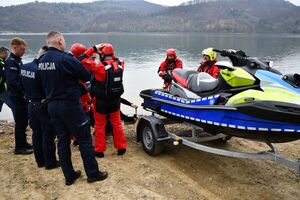 Policjanci oraz inne osoby podczas doskonalenia