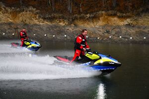Policjanci oraz inne osoby podczas doskonalenia