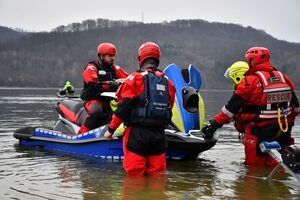Policjanci oraz inne osoby podczas doskonalenia