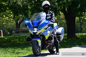 Policjant na motocyklu policyjnym