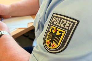 Policjanci prowadzą zatrzymanego mężczynę