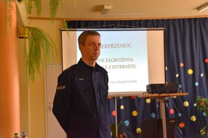 Policjant i prelegenci biorący udział w spotkaniu z rodzicami