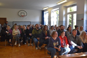 Policjant i prelegenci biorący udział w spotkaniu z rodzicami