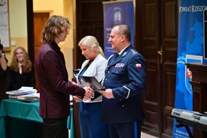 Absolwenci, funkcjonariusze oraz inni uczestnicy podczas pożegnania absolwentów Zespołu Szkół w Tyczynie