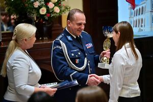 Absolwenci, funkcjonariusze oraz inni uczestnicy podczas pożegnania absolwentów Zespołu Szkół w Tyczynie