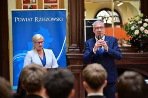 Absolwenci, funkcjonariusze oraz inni uczestnicy podczas pożegnania absolwentów Zespołu Szkół w Tyczynie