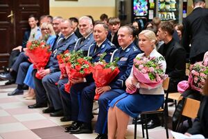 Absolwenci, funkcjonariusze oraz inni uczestnicy podczas pożegnania absolwentów Zespołu Szkół w Tyczynie