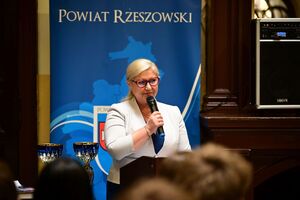 Absolwenci, funkcjonariusze oraz inni uczestnicy podczas pożegnania absolwentów Zespołu Szkół w Tyczynie