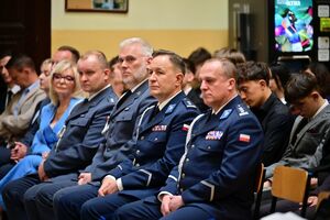 Absolwenci, funkcjonariusze oraz inni uczestnicy podczas pożegnania absolwentów Zespołu Szkół w Tyczynie