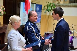 Absolwenci, funkcjonariusze oraz inni uczestnicy podczas pożegnania absolwentów Zespołu Szkół w Tyczynie