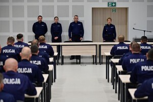 Funkcjonariusze podczas uroczystego zakończenia szkolenia