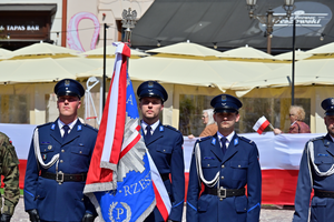 Podkarpaccy policjanci podczas obchodów Dnia Flagi Rzeczypospolitej Polskiej