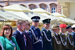 Podkarpaccy policjanci podczas obchodów Dnia Flagi Rzeczypospolitej Polskiej