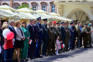 Podkarpaccy policjanci podczas obchodów Dnia Flagi Rzeczypospolitej Polskiej