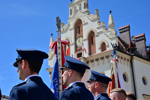 Podkarpaccy policjanci podczas obchodów Dnia Flagi Rzeczypospolitej Polskiej