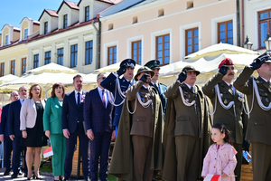 Podkarpaccy policjanci podczas obchodów Dnia Flagi Rzeczypospolitej Polskiej