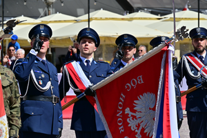 Podkarpaccy policjanci podczas obchodów Dnia Flagi Rzeczypospolitej Polskiej