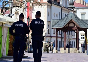 Na Rynku w Rzeszowie, uczczono obchody 235. rocznicy uchwalenia Konstytucji 3 Maja. Pod pomnikiem gen. Tadeusza Kościuszki przedstawiciele władz administracyjnych i samorządowych oraz służb mundurowych złożyli wieńce i kwiaty