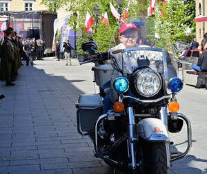 Na Rynku w Rzeszowie, uczczono obchody 235. rocznicy uchwalenia Konstytucji 3 Maja. Pod pomnikiem gen. Tadeusza Kościuszki przedstawiciele władz administracyjnych i samorządowych oraz służb mundurowych złożyli wieńce i kwiaty