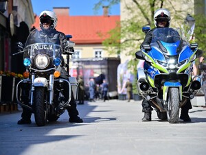 Na Rynku w Rzeszowie, uczczono obchody 235. rocznicy uchwalenia Konstytucji 3 Maja. Pod pomnikiem gen. Tadeusza Kościuszki przedstawiciele władz administracyjnych i samorządowych oraz służb mundurowych złożyli wieńce i kwiaty