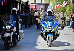 Na Rynku w Rzeszowie, uczczono obchody 235. rocznicy uchwalenia Konstytucji 3 Maja. Pod pomnikiem gen. Tadeusza Kościuszki przedstawiciele władz administracyjnych i samorządowych oraz służb mundurowych złożyli wieńce i kwiaty