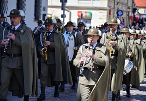 Na Rynku w Rzeszowie, uczczono obchody 235. rocznicy uchwalenia Konstytucji 3 Maja. Pod pomnikiem gen. Tadeusza Kościuszki przedstawiciele władz administracyjnych i samorządowych oraz służb mundurowych złożyli wieńce i kwiaty