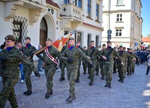 Na Rynku w Rzeszowie, uczczono obchody 235. rocznicy uchwalenia Konstytucji 3 Maja. Pod pomnikiem gen. Tadeusza Kościuszki przedstawiciele władz administracyjnych i samorządowych oraz służb mundurowych złożyli wieńce i kwiaty