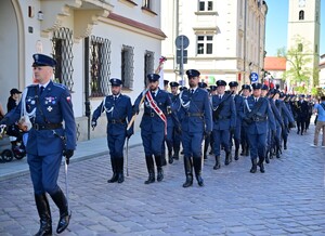 Na Rynku w Rzeszowie, uczczono obchody 235. rocznicy uchwalenia Konstytucji 3 Maja. Pod pomnikiem gen. Tadeusza Kościuszki przedstawiciele władz administracyjnych i samorządowych oraz służb mundurowych złożyli wieńce i kwiaty