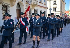 Na Rynku w Rzeszowie, uczczono obchody 235. rocznicy uchwalenia Konstytucji 3 Maja. Pod pomnikiem gen. Tadeusza Kościuszki przedstawiciele władz administracyjnych i samorządowych oraz służb mundurowych złożyli wieńce i kwiaty