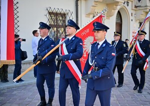 Na Rynku w Rzeszowie, uczczono obchody 235. rocznicy uchwalenia Konstytucji 3 Maja. Pod pomnikiem gen. Tadeusza Kościuszki przedstawiciele władz administracyjnych i samorządowych oraz służb mundurowych złożyli wieńce i kwiaty
