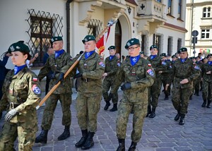 Na Rynku w Rzeszowie, uczczono obchody 235. rocznicy uchwalenia Konstytucji 3 Maja. Pod pomnikiem gen. Tadeusza Kościuszki przedstawiciele władz administracyjnych i samorządowych oraz służb mundurowych złożyli wieńce i kwiaty