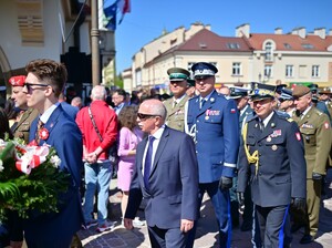 Na Rynku w Rzeszowie, uczczono obchody 235. rocznicy uchwalenia Konstytucji 3 Maja. Pod pomnikiem gen. Tadeusza Kościuszki przedstawiciele władz administracyjnych i samorządowych oraz służb mundurowych złożyli wieńce i kwiaty