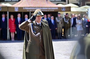 Na Rynku w Rzeszowie, uczczono obchody 235. rocznicy uchwalenia Konstytucji 3 Maja. Pod pomnikiem gen. Tadeusza Kościuszki przedstawiciele władz administracyjnych i samorządowych oraz służb mundurowych złożyli wieńce i kwiaty