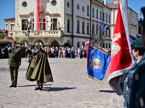 Na Rynku w Rzeszowie, uczczono obchody 235. rocznicy uchwalenia Konstytucji 3 Maja. Pod pomnikiem gen. Tadeusza Kościuszki przedstawiciele władz administracyjnych i samorządowych oraz służb mundurowych złożyli wieńce i kwiaty
