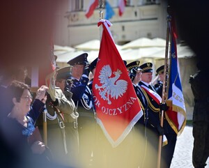 Na Rynku w Rzeszowie, uczczono obchody 235. rocznicy uchwalenia Konstytucji 3 Maja. Pod pomnikiem gen. Tadeusza Kościuszki przedstawiciele władz administracyjnych i samorządowych oraz służb mundurowych złożyli wieńce i kwiaty