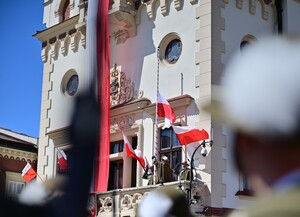 Na Rynku w Rzeszowie, uczczono obchody 235. rocznicy uchwalenia Konstytucji 3 Maja. Pod pomnikiem gen. Tadeusza Kościuszki przedstawiciele władz administracyjnych i samorządowych oraz służb mundurowych złożyli wieńce i kwiaty