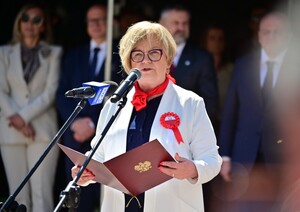 Na Rynku w Rzeszowie, uczczono obchody 235. rocznicy uchwalenia Konstytucji 3 Maja. Pod pomnikiem gen. Tadeusza Kościuszki przedstawiciele władz administracyjnych i samorządowych oraz służb mundurowych złożyli wieńce i kwiaty