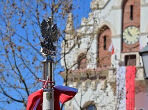 Na Rynku w Rzeszowie, uczczono obchody 235. rocznicy uchwalenia Konstytucji 3 Maja. Pod pomnikiem gen. Tadeusza Kościuszki przedstawiciele władz administracyjnych i samorządowych oraz służb mundurowych złożyli wieńce i kwiaty