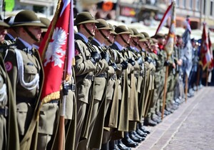 Na Rynku w Rzeszowie, uczczono obchody 235. rocznicy uchwalenia Konstytucji 3 Maja. Pod pomnikiem gen. Tadeusza Kościuszki przedstawiciele władz administracyjnych i samorządowych oraz służb mundurowych złożyli wieńce i kwiaty