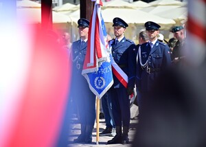 Na Rynku w Rzeszowie, uczczono obchody 235. rocznicy uchwalenia Konstytucji 3 Maja. Pod pomnikiem gen. Tadeusza Kościuszki przedstawiciele władz administracyjnych i samorządowych oraz służb mundurowych złożyli wieńce i kwiaty