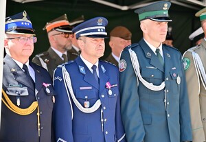Na Rynku w Rzeszowie, uczczono obchody 235. rocznicy uchwalenia Konstytucji 3 Maja. Pod pomnikiem gen. Tadeusza Kościuszki przedstawiciele władz administracyjnych i samorządowych oraz służb mundurowych złożyli wieńce i kwiaty