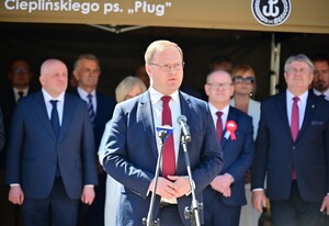 Na Rynku w Rzeszowie, uczczono obchody 235. rocznicy uchwalenia Konstytucji 3 Maja. Pod pomnikiem gen. Tadeusza Kościuszki przedstawiciele władz administracyjnych i samorządowych oraz służb mundurowych złożyli wieńce i kwiaty