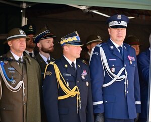 Na Rynku w Rzeszowie, uczczono obchody 235. rocznicy uchwalenia Konstytucji 3 Maja. Pod pomnikiem gen. Tadeusza Kościuszki przedstawiciele władz administracyjnych i samorządowych oraz służb mundurowych złożyli wieńce i kwiaty