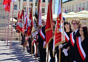 Na Rynku w Rzeszowie, uczczono obchody 235. rocznicy uchwalenia Konstytucji 3 Maja. Pod pomnikiem gen. Tadeusza Kościuszki przedstawiciele władz administracyjnych i samorządowych oraz służb mundurowych złożyli wieńce i kwiaty