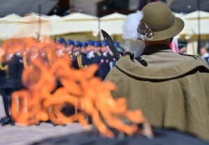 Na Rynku w Rzeszowie, uczczono obchody 235. rocznicy uchwalenia Konstytucji 3 Maja. Pod pomnikiem gen. Tadeusza Kościuszki przedstawiciele władz administracyjnych i samorządowych oraz służb mundurowych złożyli wieńce i kwiaty