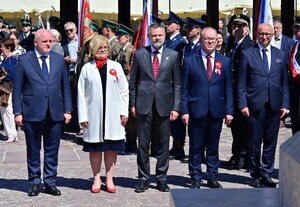 Na Rynku w Rzeszowie, uczczono obchody 235. rocznicy uchwalenia Konstytucji 3 Maja. Pod pomnikiem gen. Tadeusza Kościuszki przedstawiciele władz administracyjnych i samorządowych oraz służb mundurowych złożyli wieńce i kwiaty