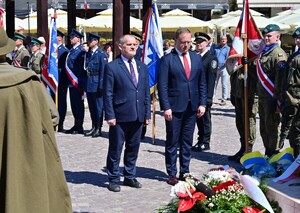 Na Rynku w Rzeszowie, uczczono obchody 235. rocznicy uchwalenia Konstytucji 3 Maja. Pod pomnikiem gen. Tadeusza Kościuszki przedstawiciele władz administracyjnych i samorządowych oraz służb mundurowych złożyli wieńce i kwiaty
